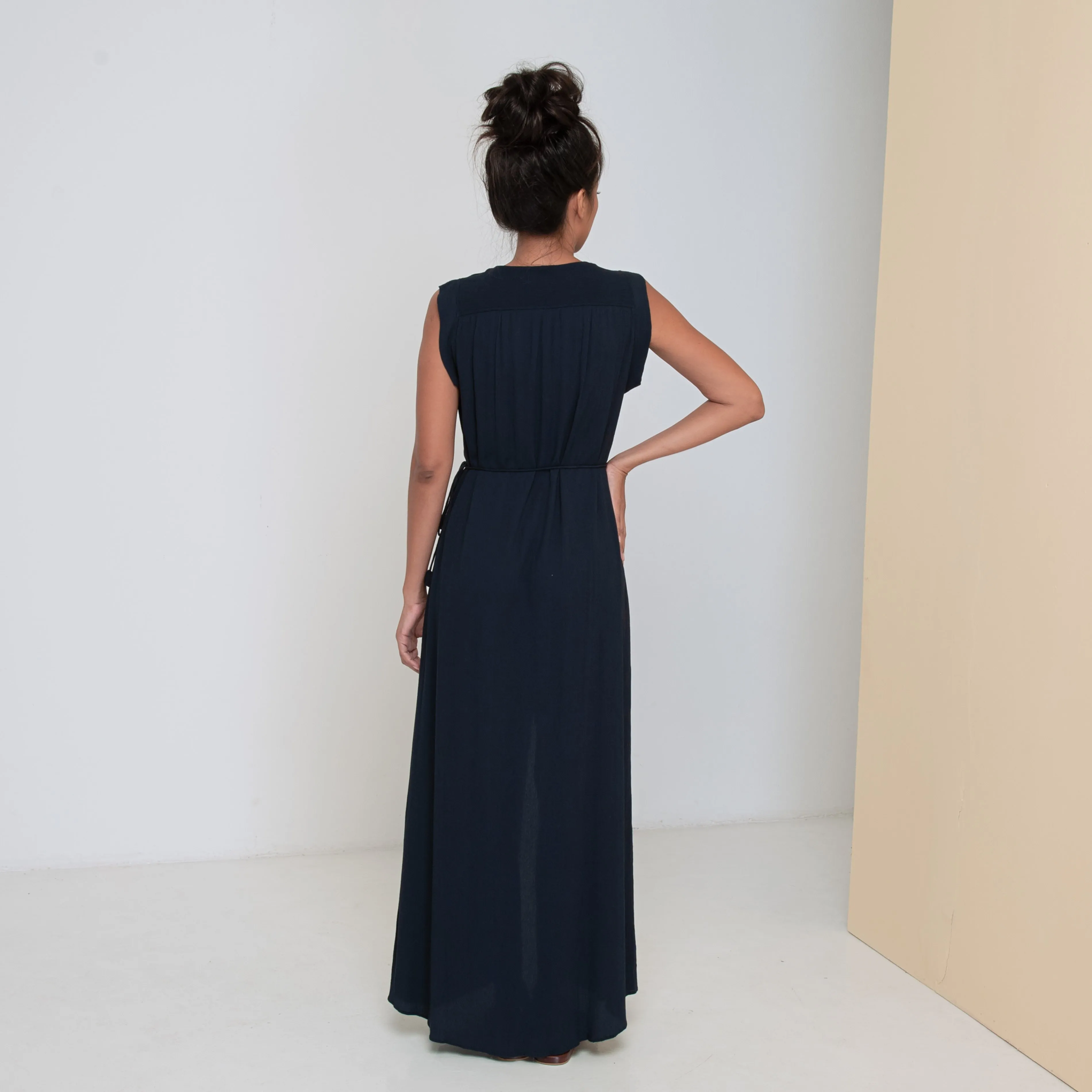 TRANSIT SLEEVELESS LONG DRESS - Crinkled Rayon | Midnight Blue